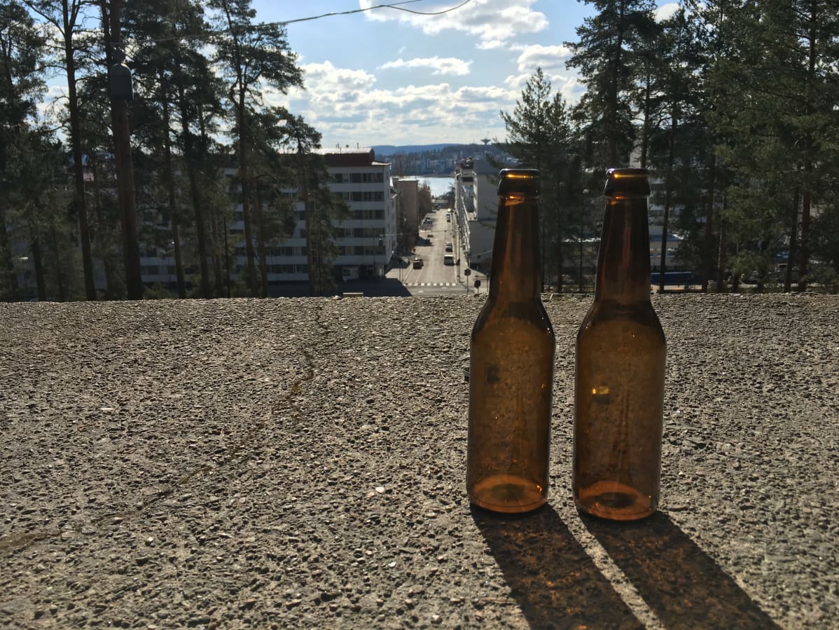 Kaksi tyhjää pulloa vierekkäin Harjun portailla Jyväskylässä.