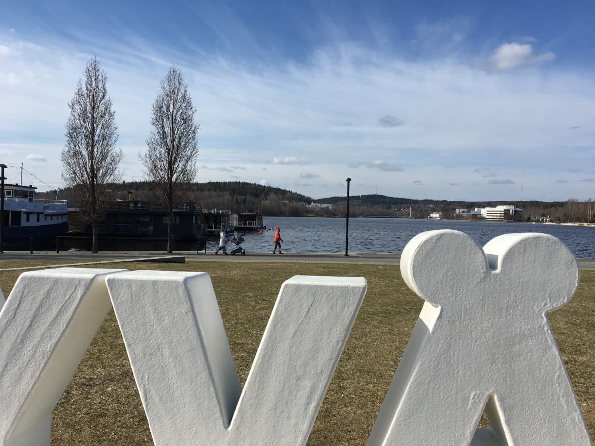 Ulkoillijoita vappupäivänä Jyväskylän Lutakossa.