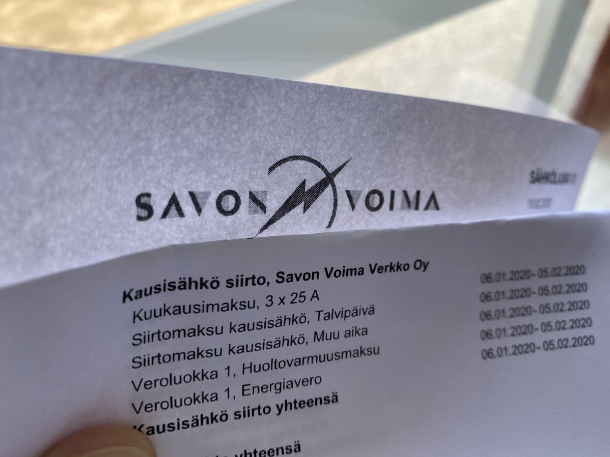 Sähkönsiirtolasku ihmisen kädessä.
