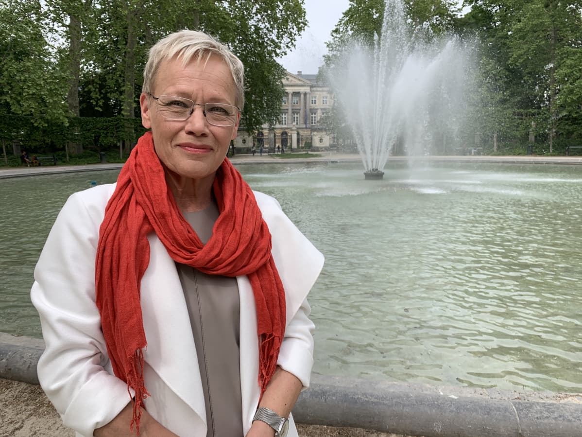 Susanna Turunen Brysselissä, Warande-puistossa, parlamenttitalon edessä.