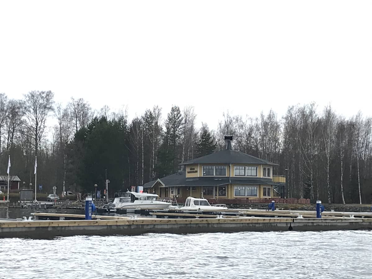 Vääksyn vierasvenesatama järveltä kuvattuna.