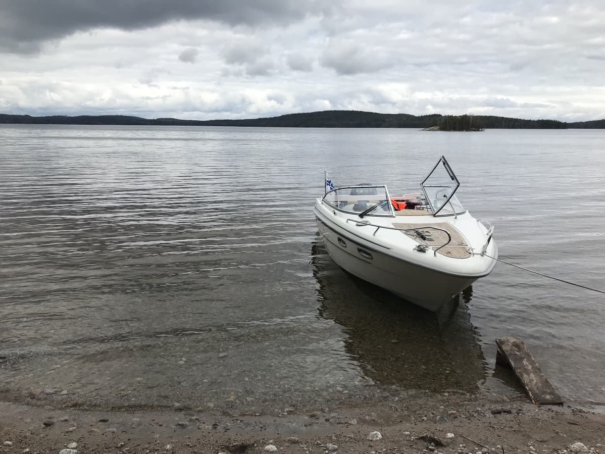 Tyhjä vene saaren rannassa.