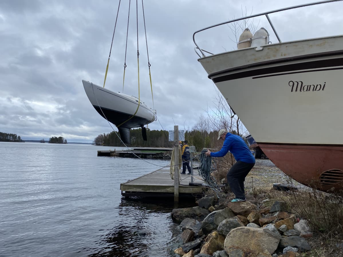 Purjevenettä lasketaan vesille.