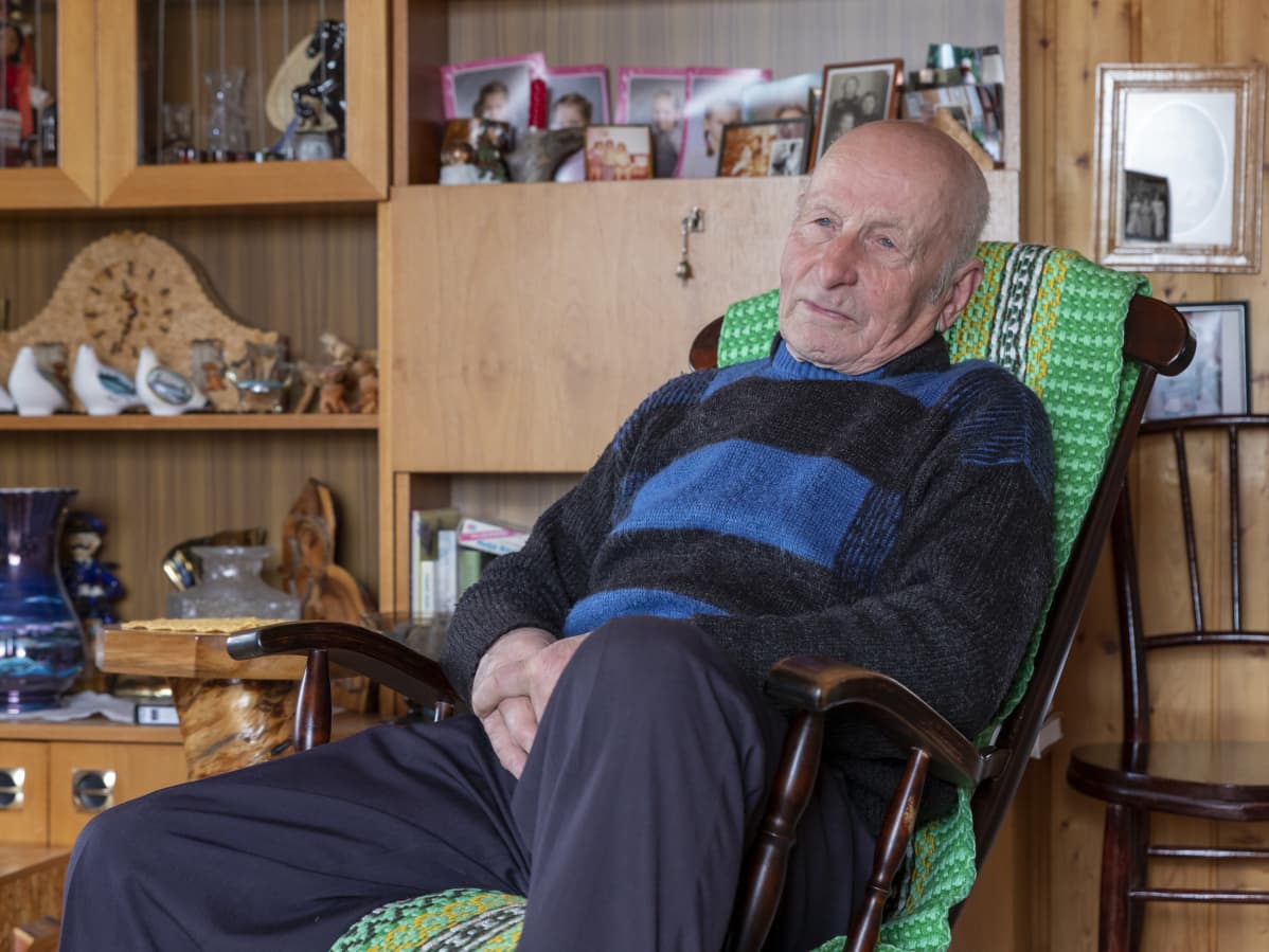 Elmeri Taivainen istuu kotonaan keinutuolissa jonka on itse tehnyt.