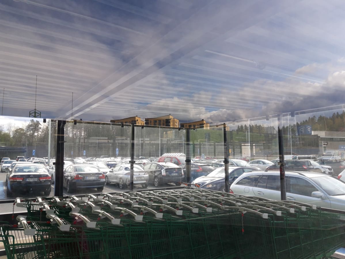 Ostoskärryjä ulkona katoksen alla