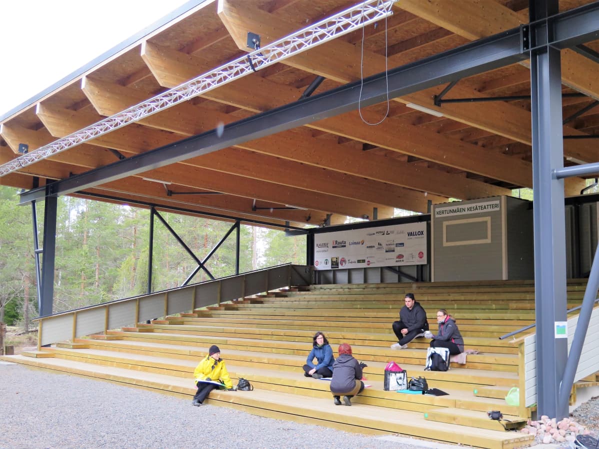kesäteatterin katettu katsomo