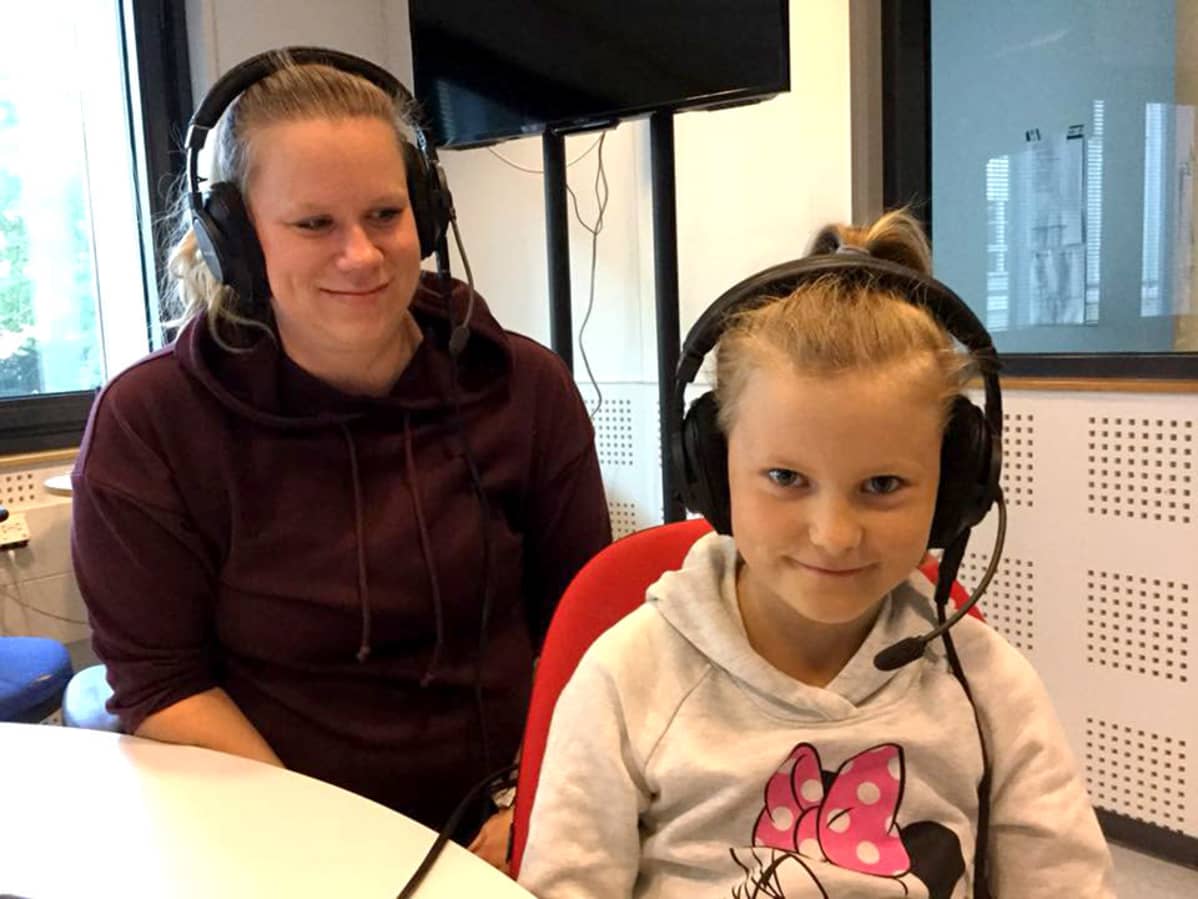 Aada Honkasalo äitinsä Susanna Honkasalon kanssa Ylen radiostudiossa.