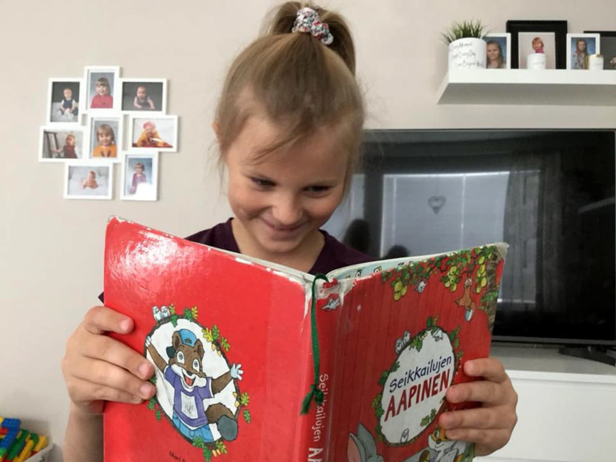 Aada Honkasalo lukee Seikkailujen aapista.