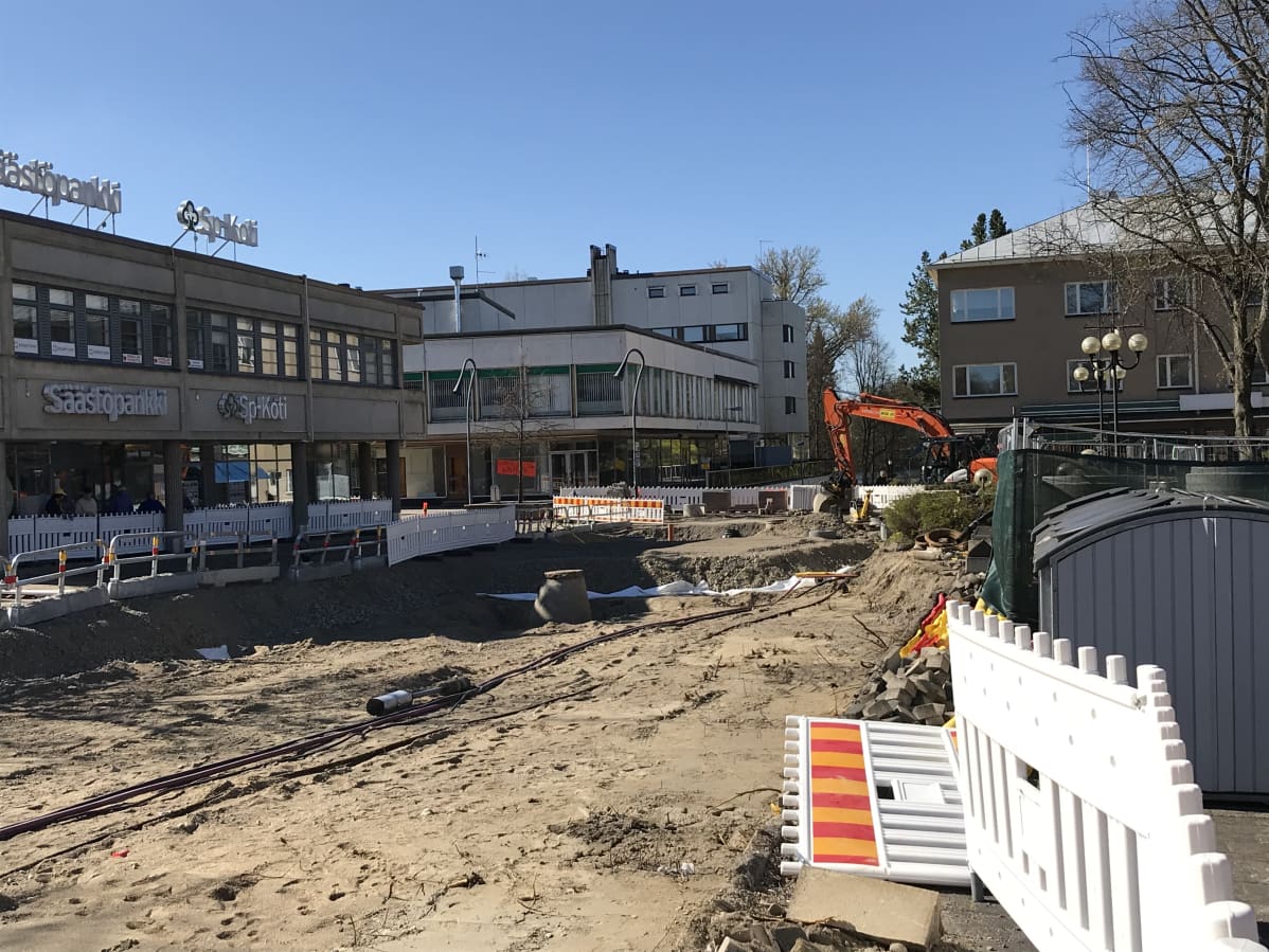 Torikatua remontoidaan Heinolan keskustassa.