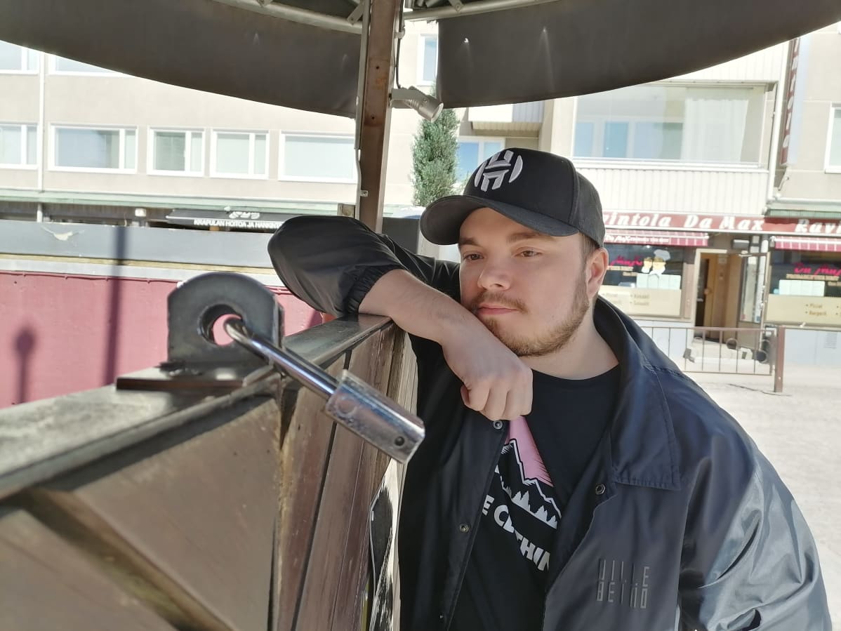 Matti Kämäräinen katsoo työpaikkansa lukittua ovea.