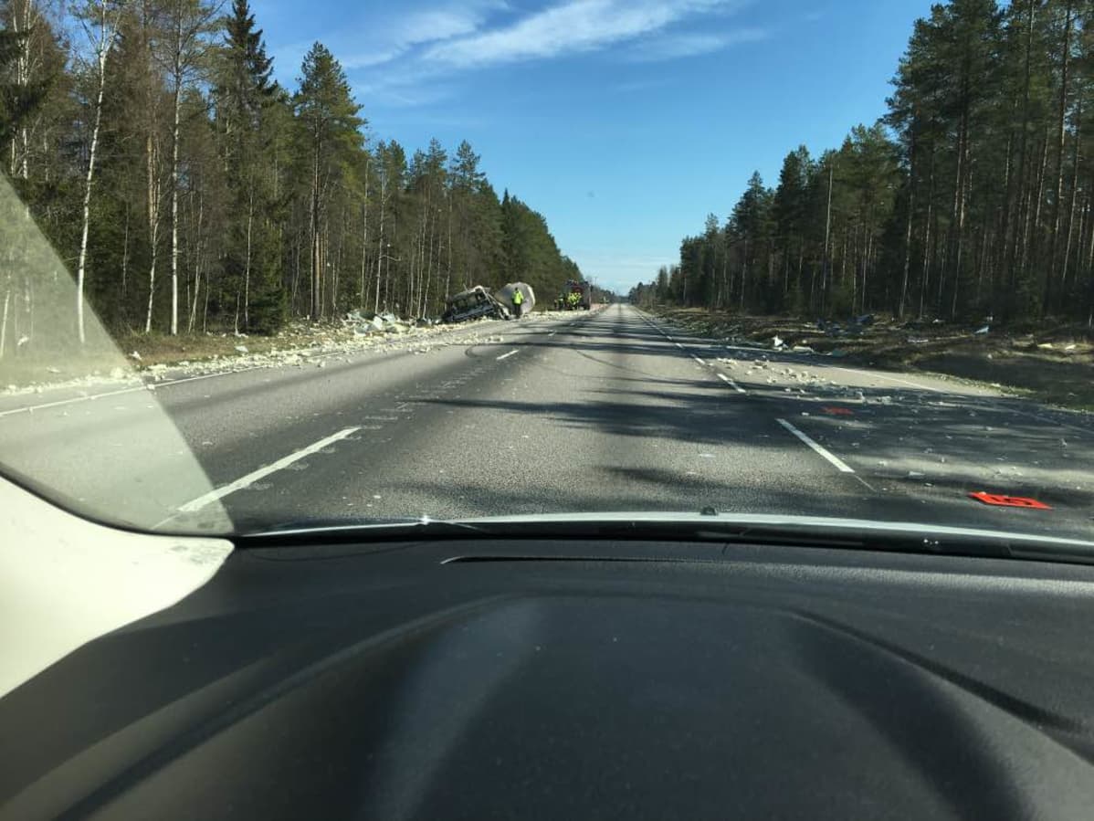 Räjähtäneen säiliön kappaleita maantiellä.