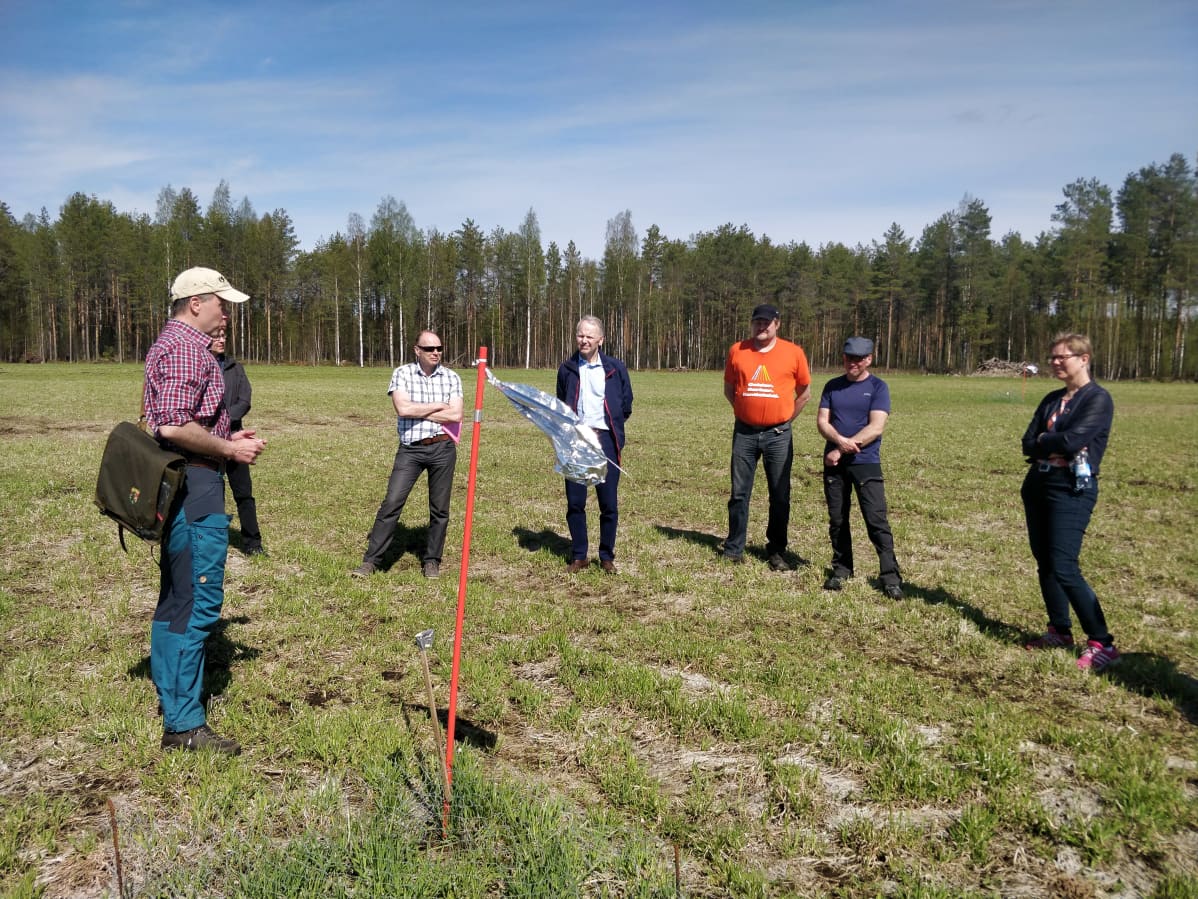 Ministerit Mikkonen ja Leppä Kiteellä tutustumassa valkoposkihanhien jälkiin.