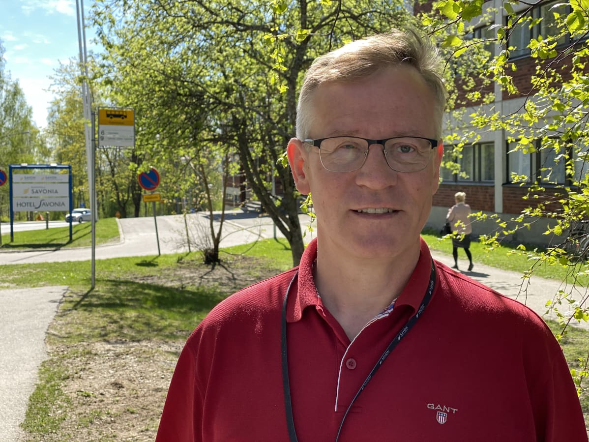 Heikki Helve Savon koulutuskuntayhtymän Sammakkolammentien toimipaikan edessä.