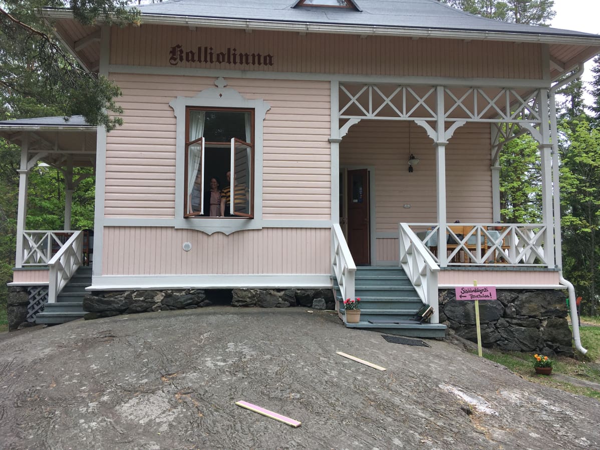 Kalliolinnan ulkopuolella on maassa merkkejä, joista voi katsoa hyvän turvavälin.