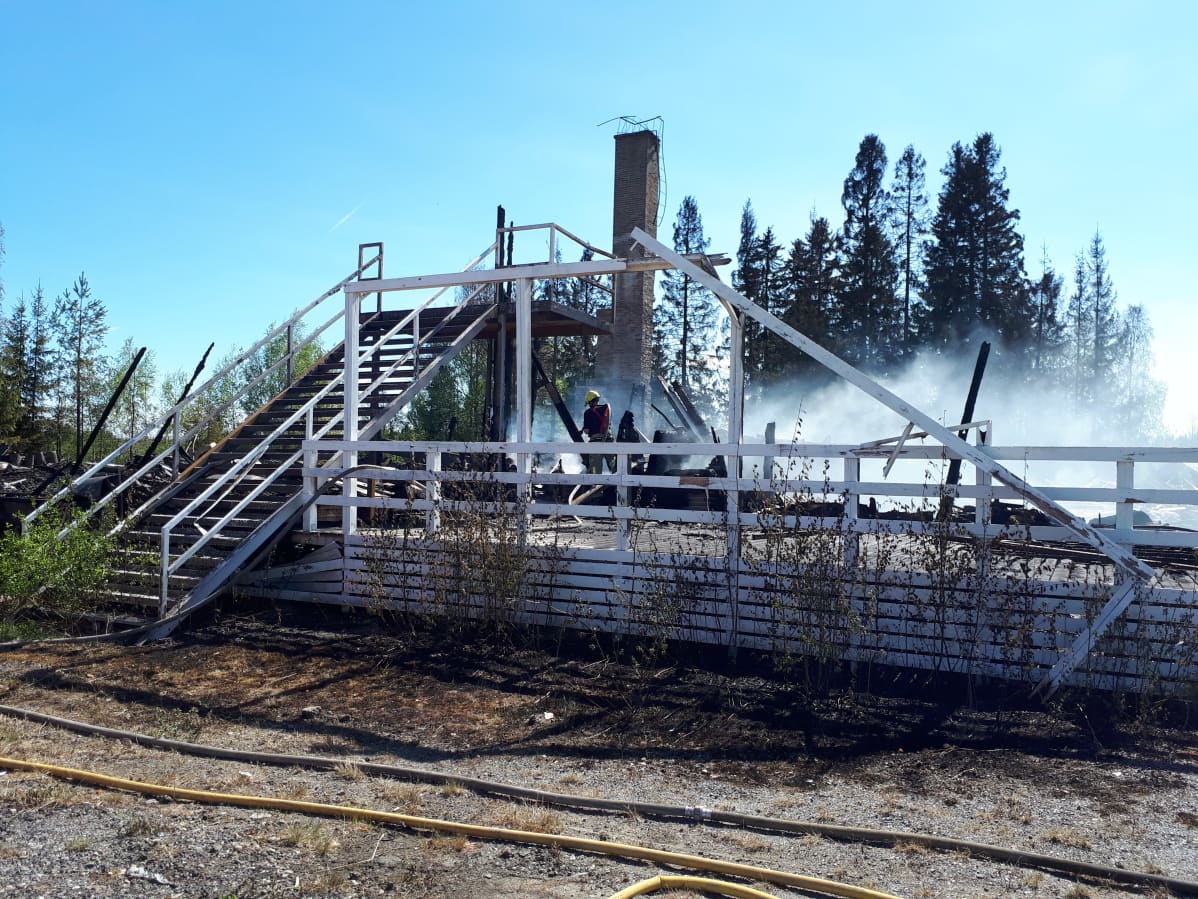 Seurantalon savuavat rauniot