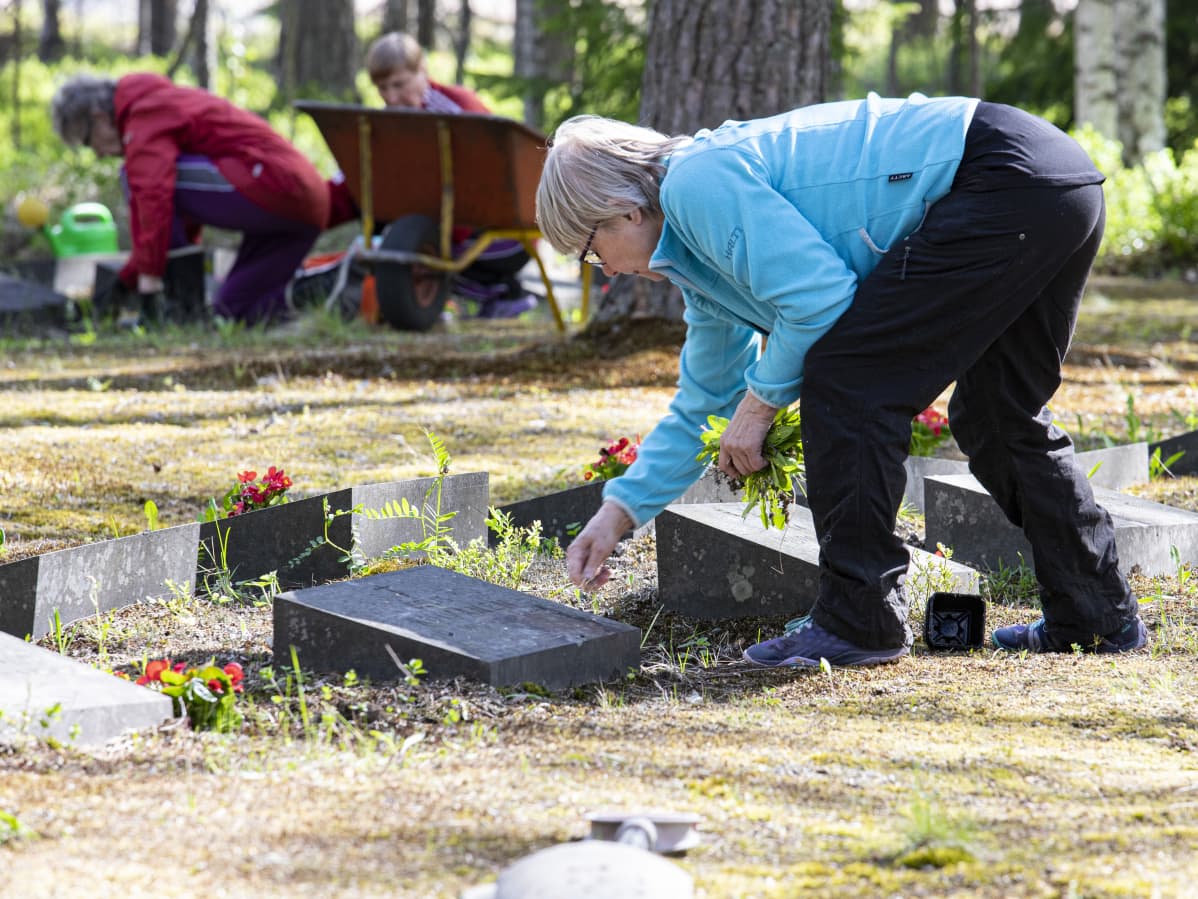 Martat hoitamassa Rauhan sairaalan hautausmaata.