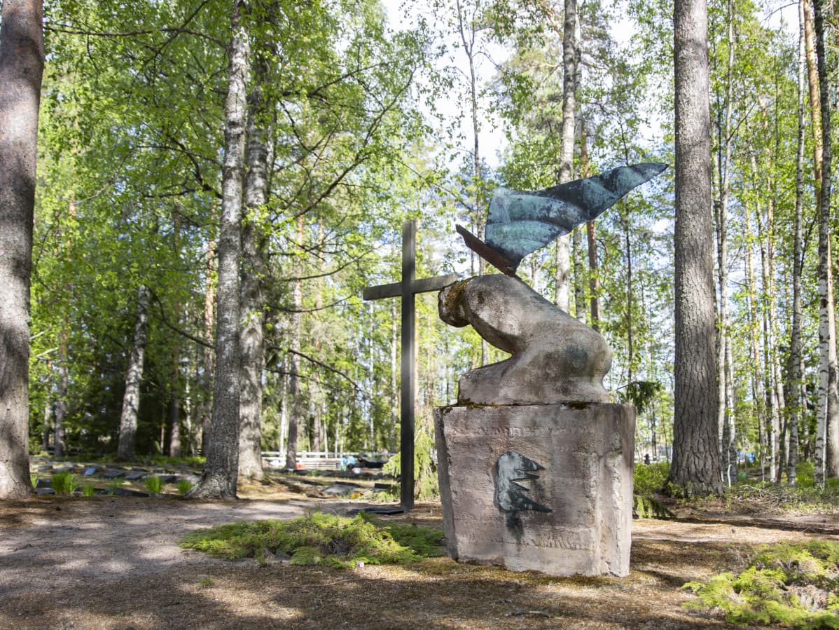 Rauhan sairaalan potilaan tekemä patsas sairaalan hautausmaalla.