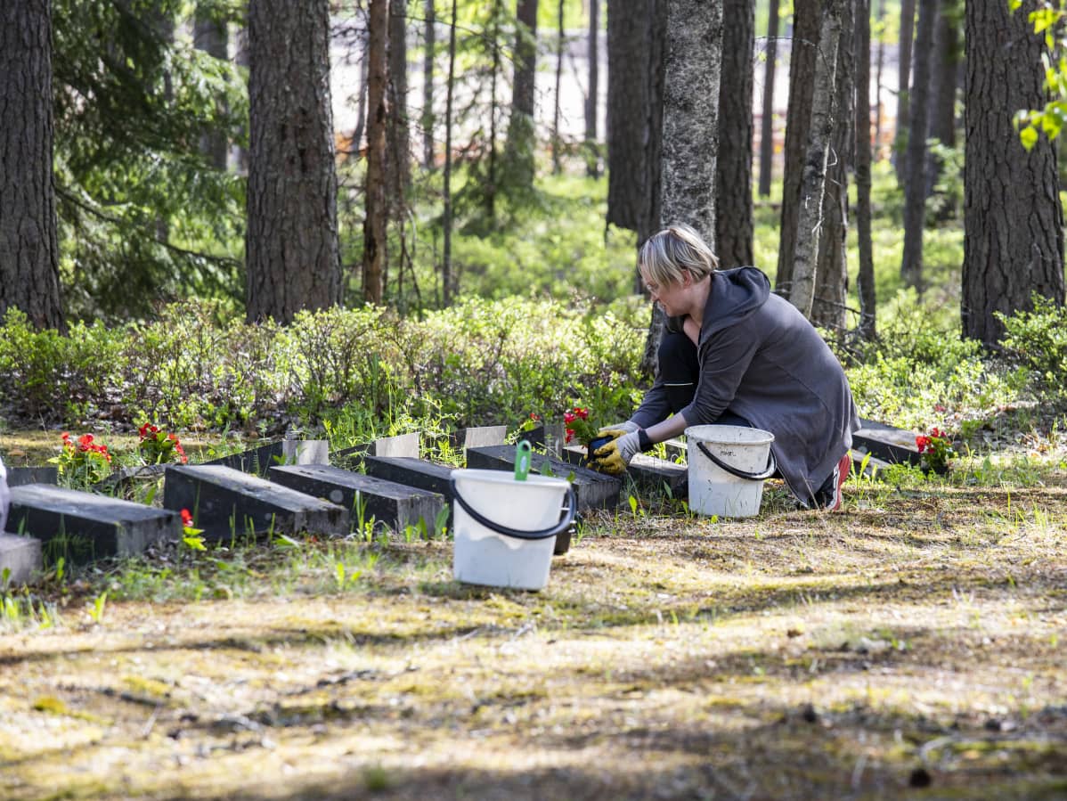 Martat hoitamassa Rauhan sairaalan hautausmaata.