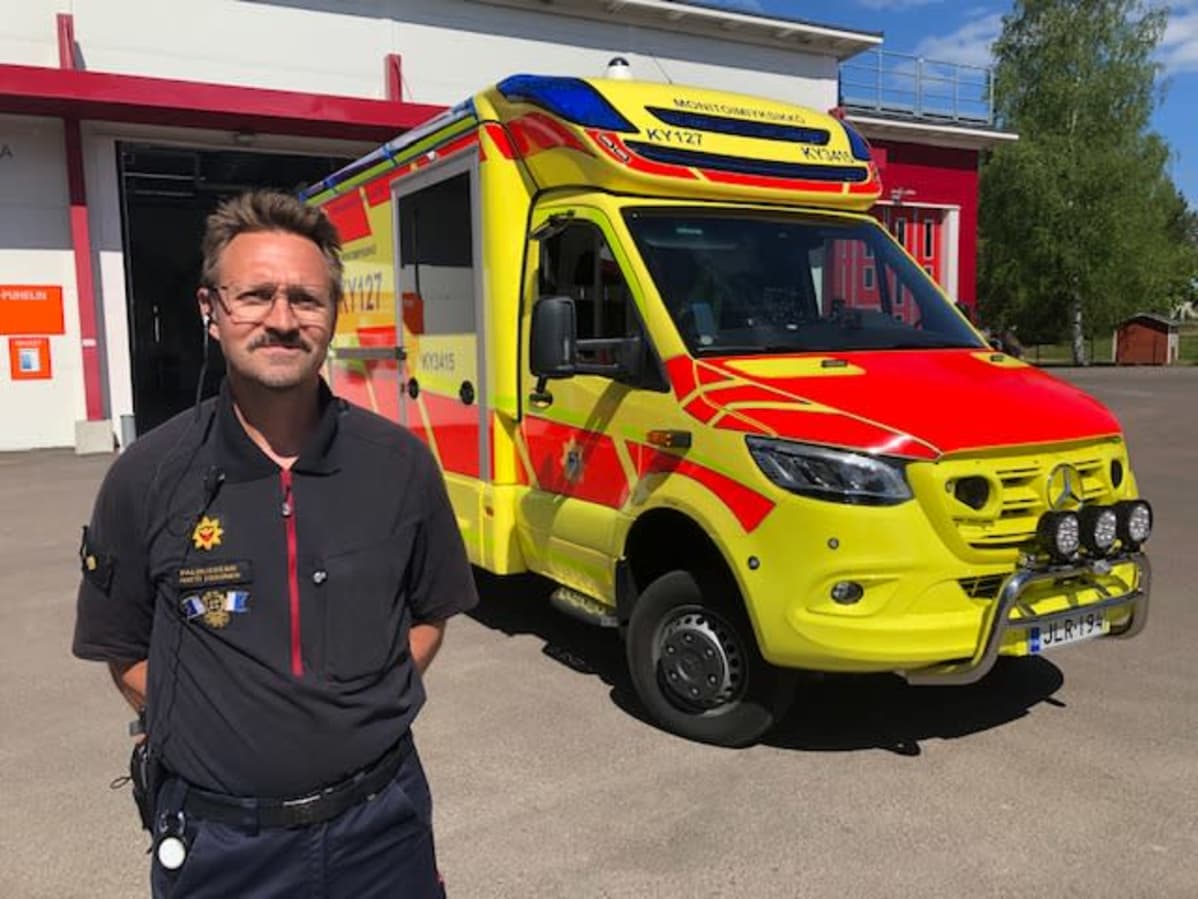 Palomestari Antti Kosonen seisoo Miehikkälän paloaseman edustalla uuden pelastutsauton vieressä