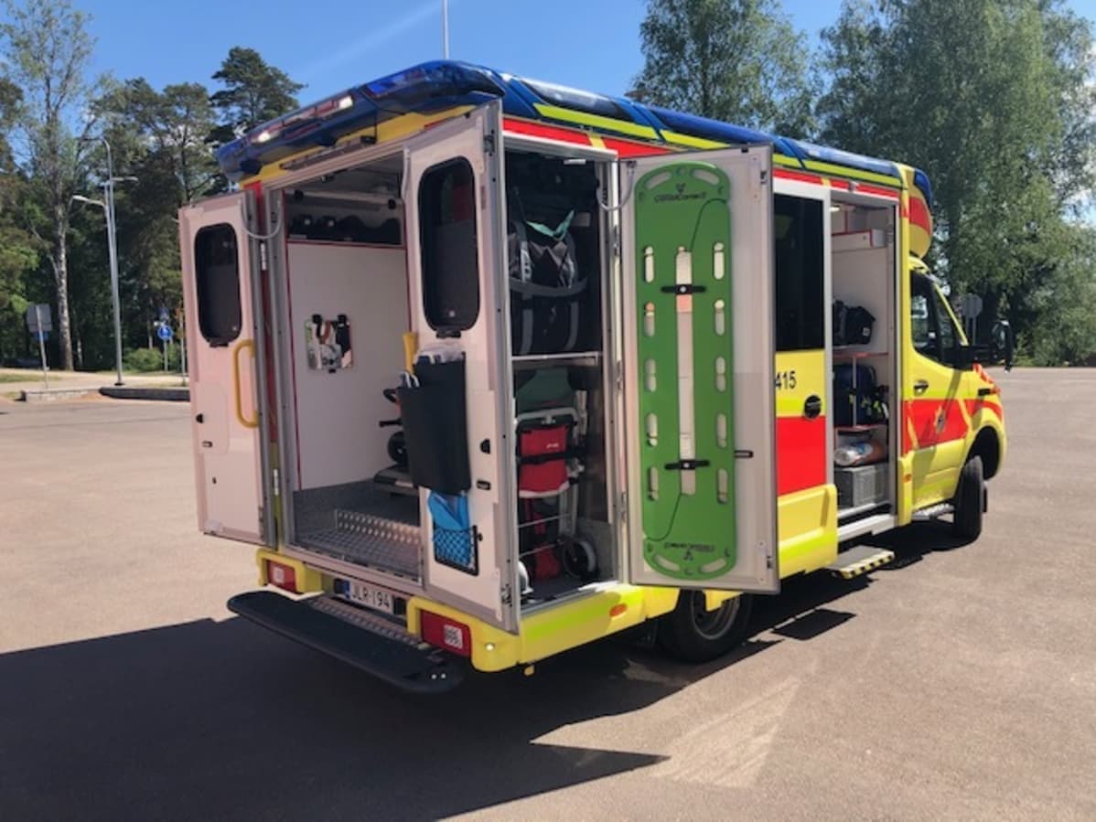 Kymenlaakson pelastuslaitoksen uusi pelastusauto Miehikkälän paloaseman pihalla