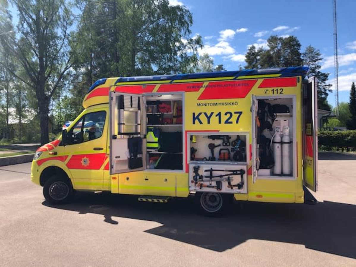 Kymenlaakson pelastuslaitoksen uusi pelastusauto Miehikkälän paloaseman pihalla