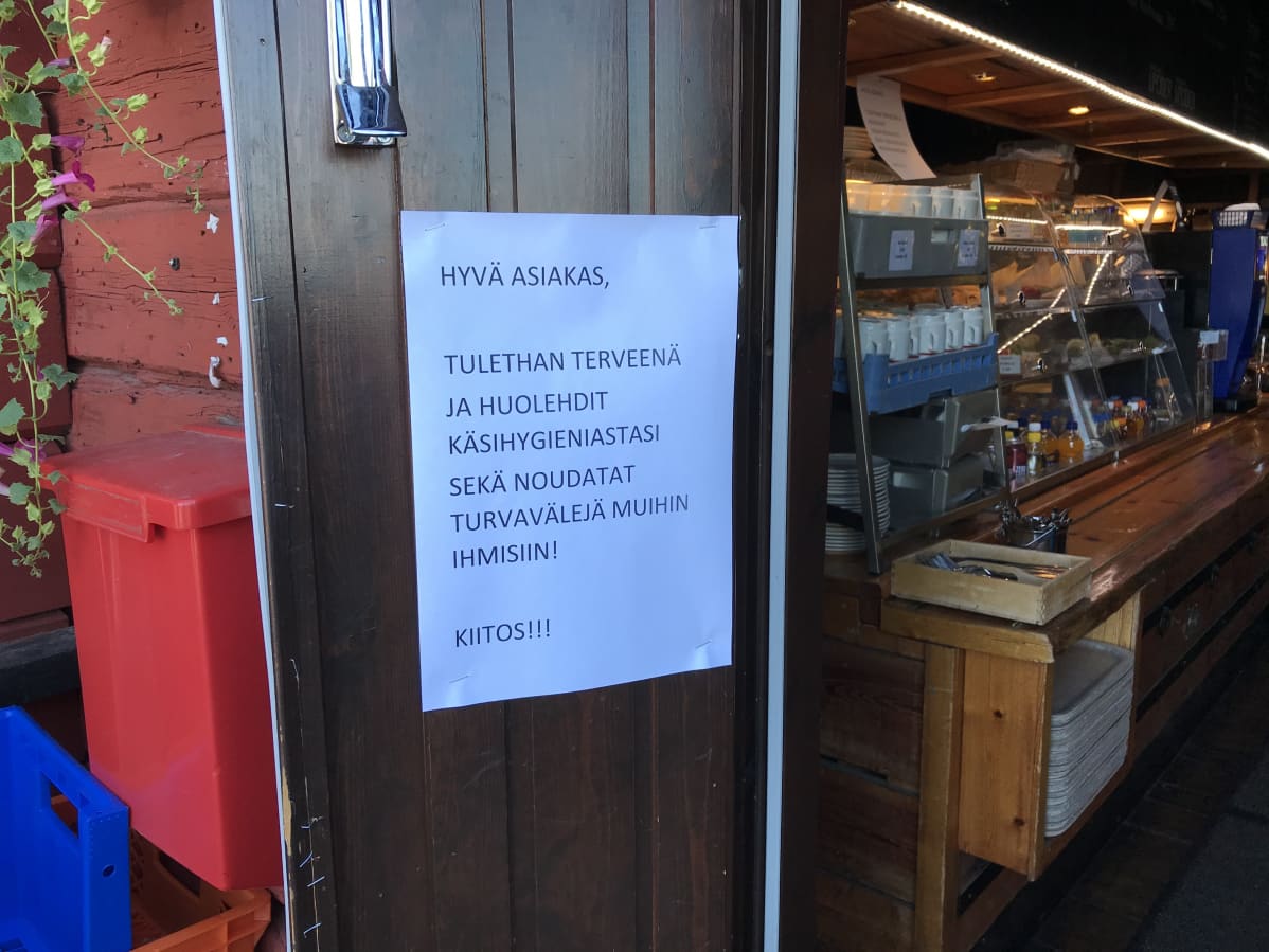 Koronamuistutus Kauppatori Kahvilamakasiiinin ovella Oulussa..