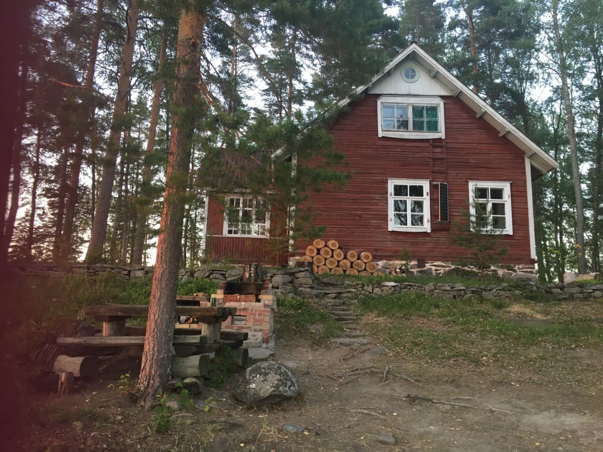 Kuvassa on saarella oleva mökki.