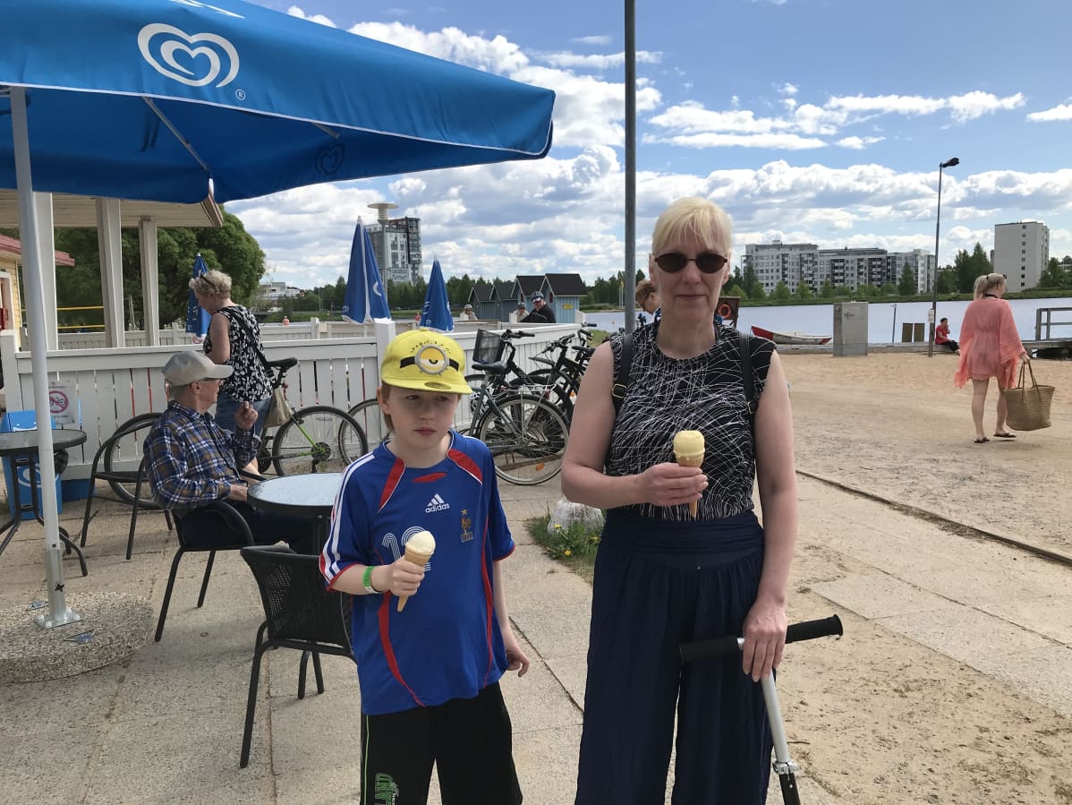 Niko ja Sari Hakkarainen Lohtajalta käymässä Tuiran uimarannalla.
