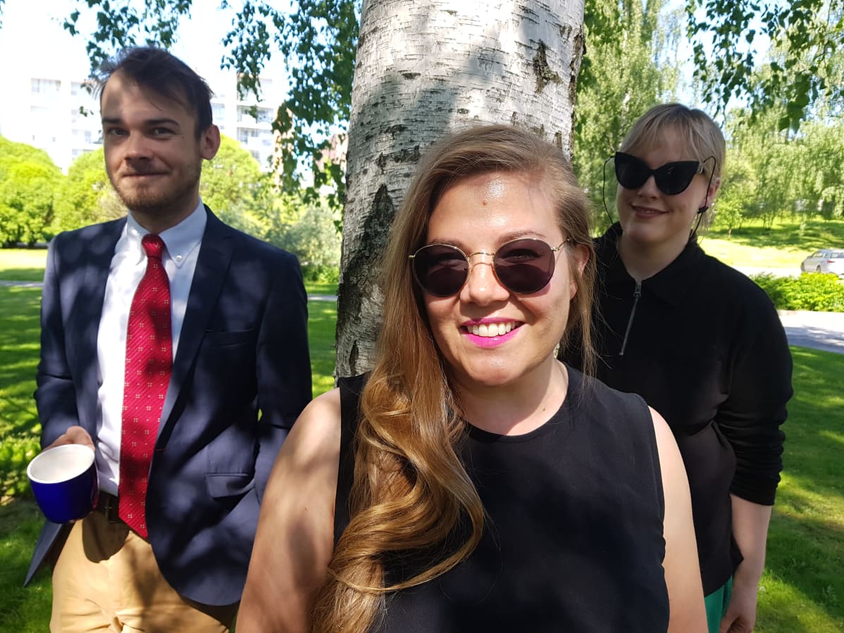 Kaverin puolesta kyselen -podcastin Tiia Rantanen sekä Takaisin Pasilaan -podcastin Toivo Haimi ja Marjukka Mattila (takana).