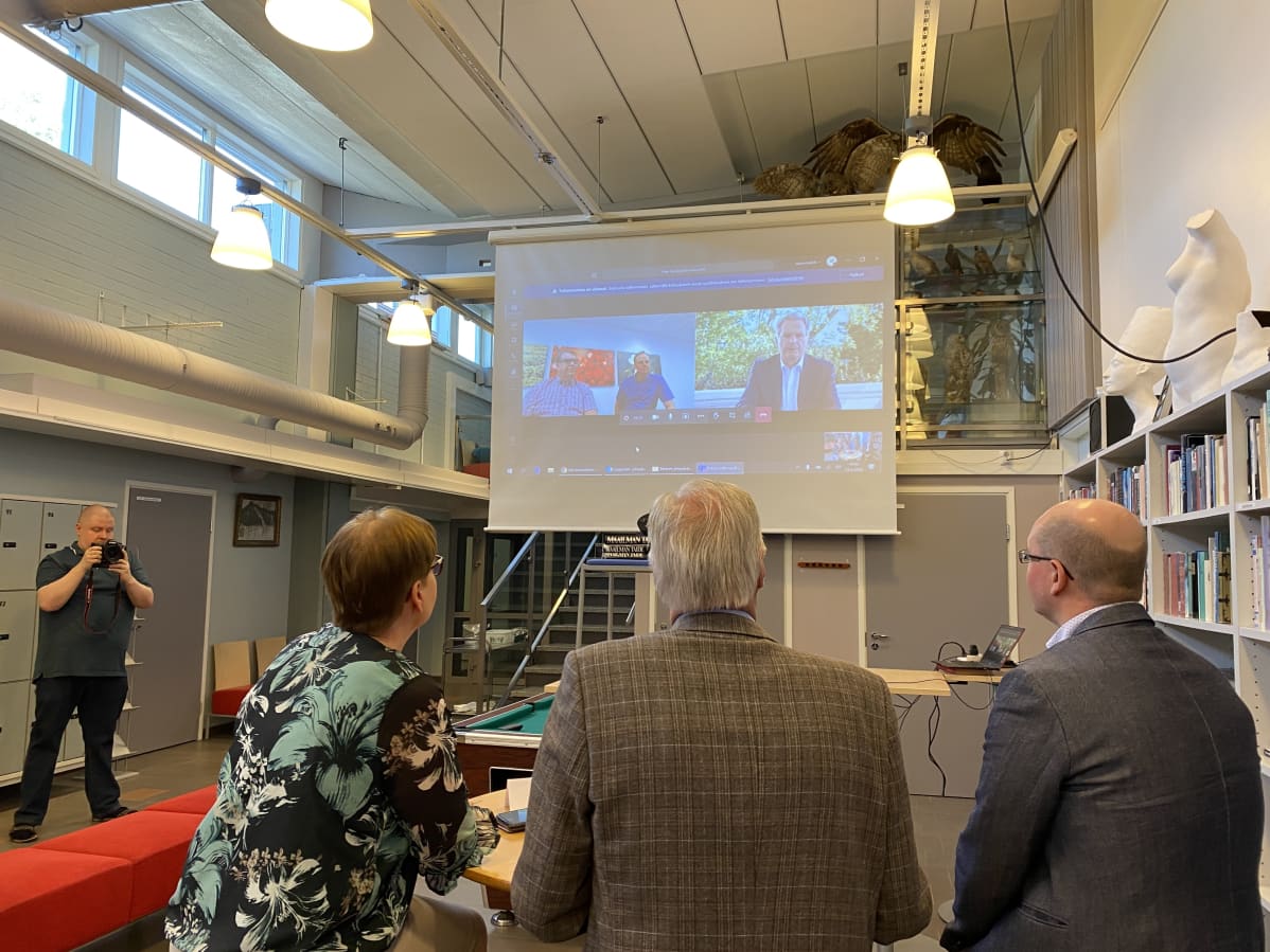 Suonenjoen kaupungin edustajat mukana tasavallan presidentin etävierailussa Suonenjoen lukiolla.