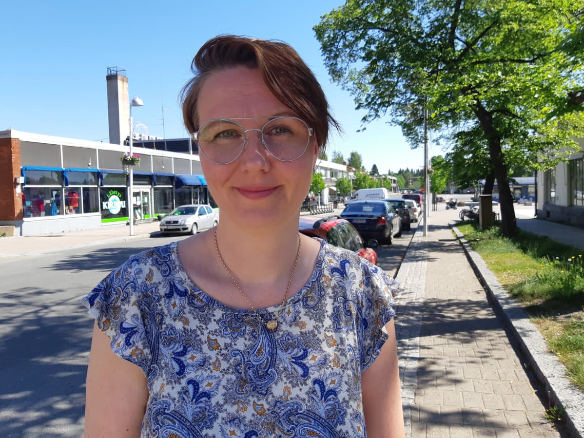 nainen kadulla