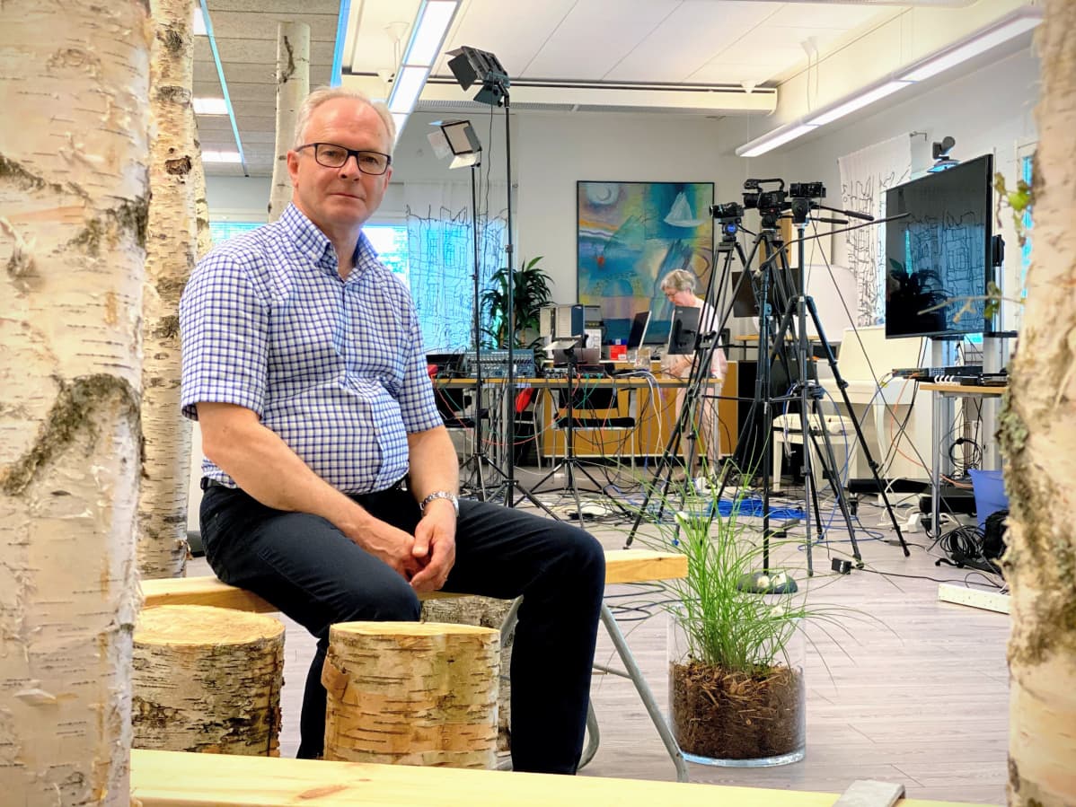 Suomen Rauhanyhdistysten keskusyhdistyksen pääsihteeri Juha Kaarivaara studiossa, josta lähetetään Suviseurat kesällä 2020.