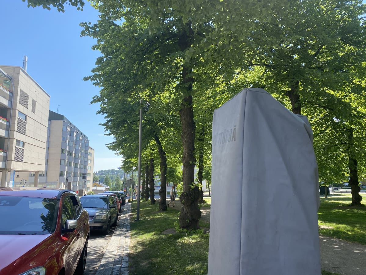 Pysäköintilippuautomaatti on huputettu katuremontin ajaksi, koska pysäköinti on kielletty.