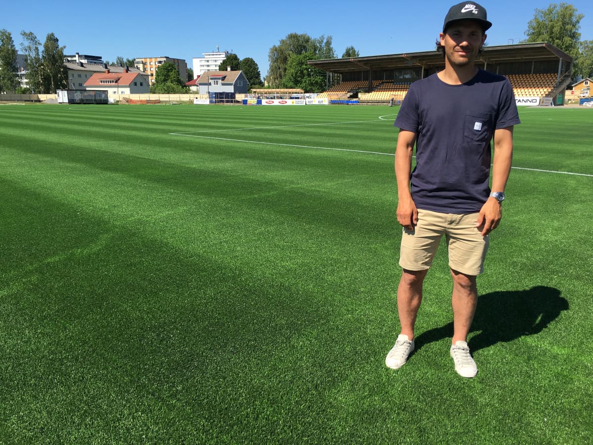 Sebastian Mannström seisoo Kokkolan Keskuskentällä.