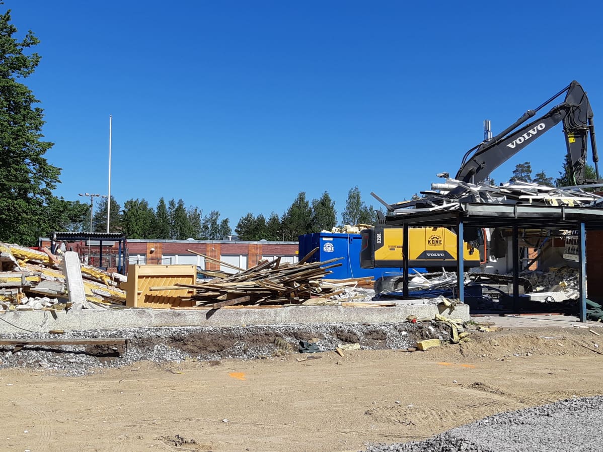 Kaivuri purkaa päiväkotia