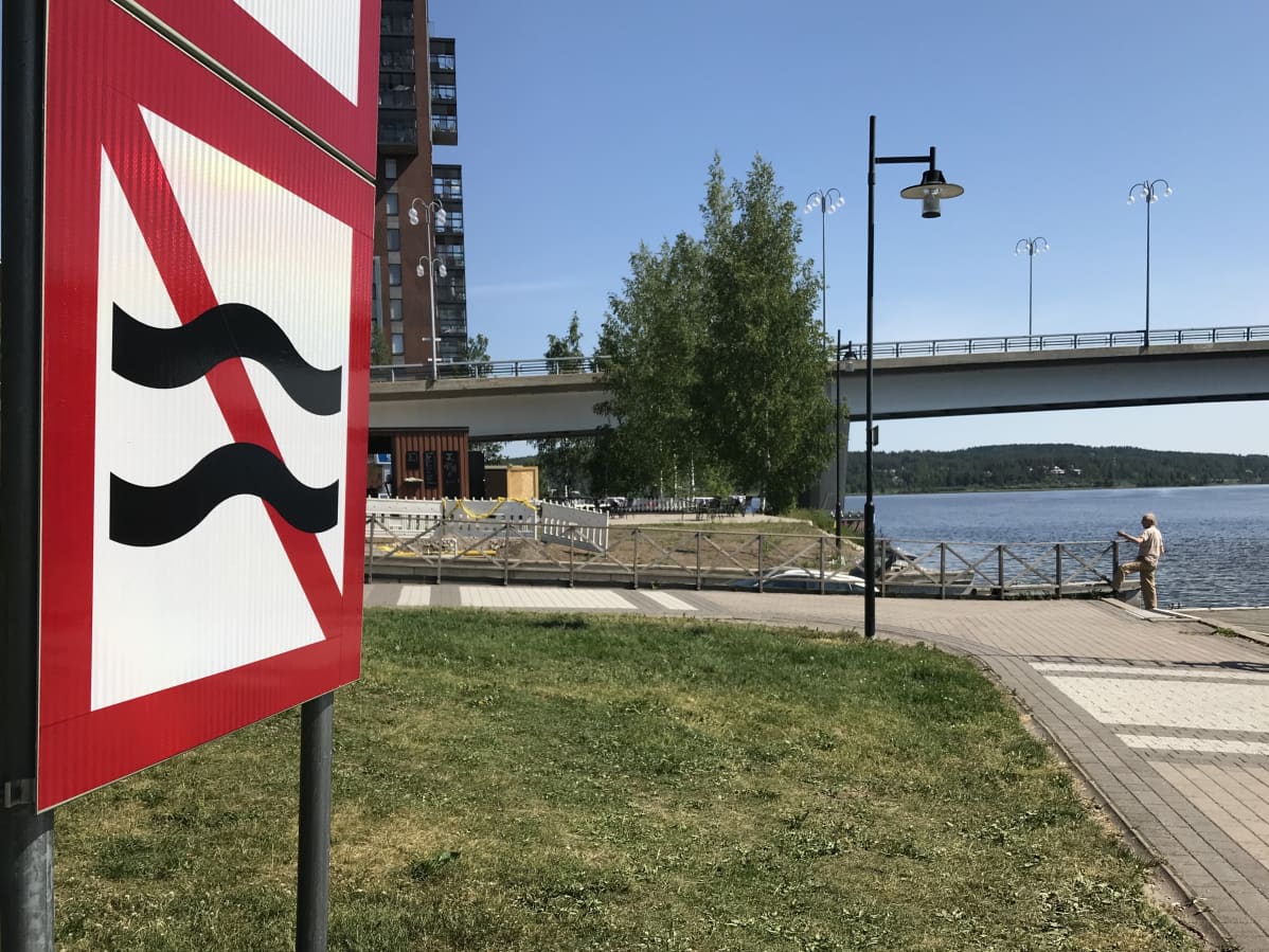 Aallokon aiheuttamisen kieltävä vesiliikennemerkki
