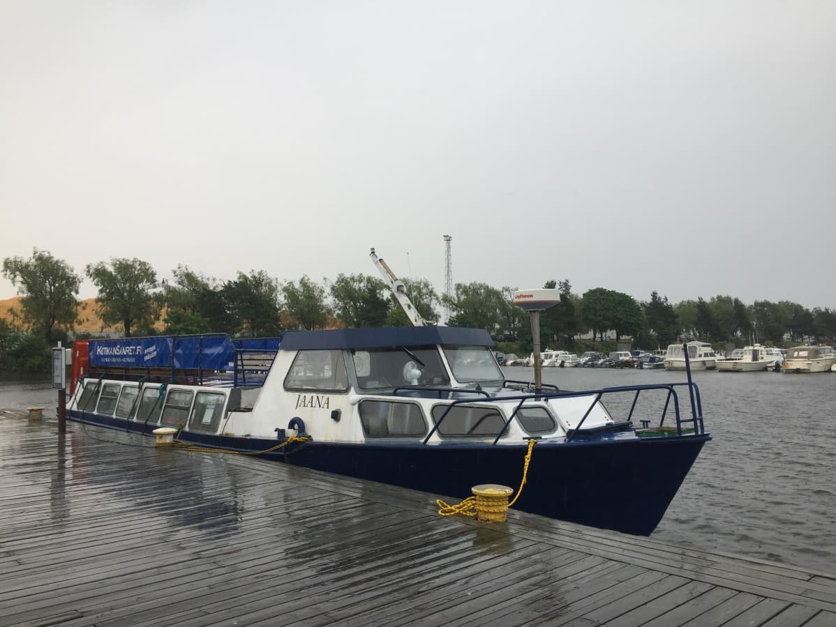 m/s jaana -alus laiturissa kotkan sapokassa sateisella säällä