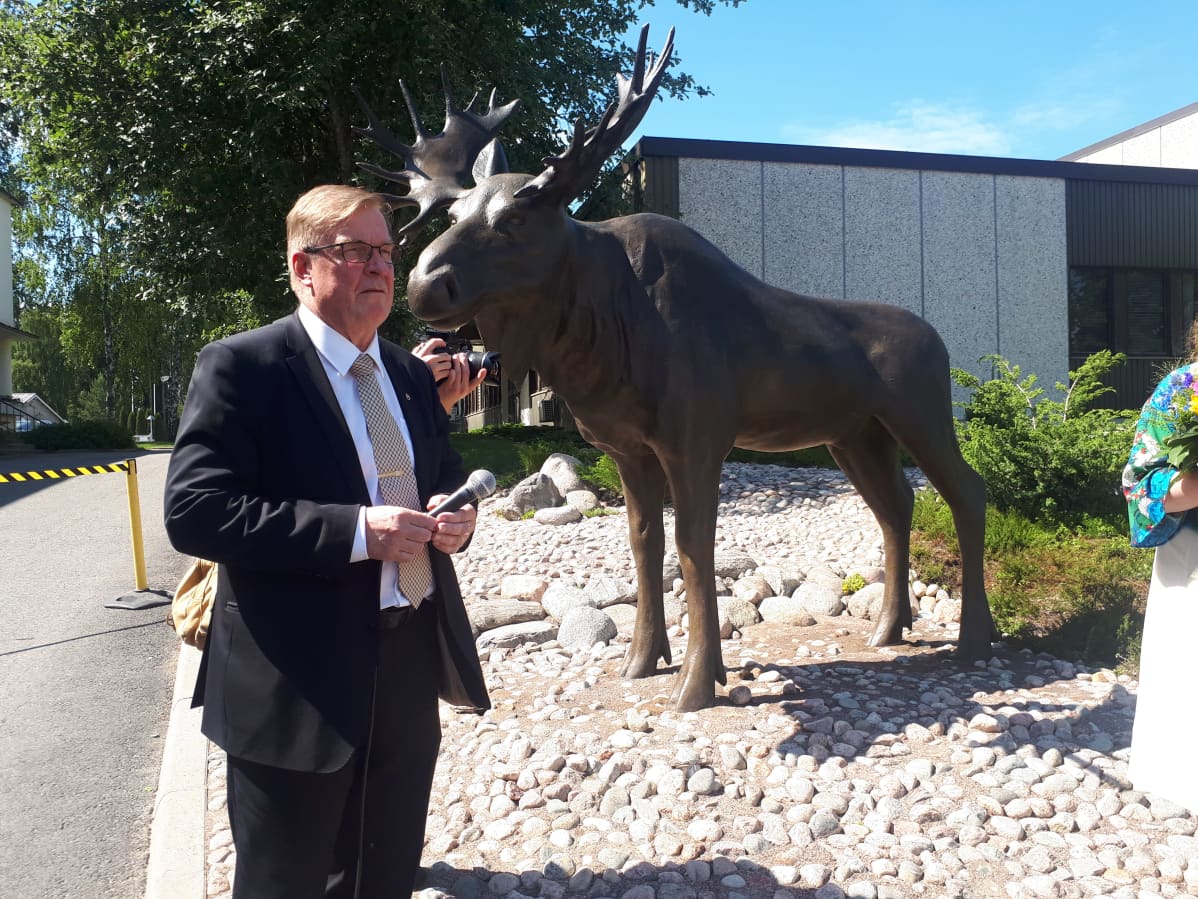 Toimitusjohtaja Raimo Karjalainen ja Hiiden hirvi -patsas