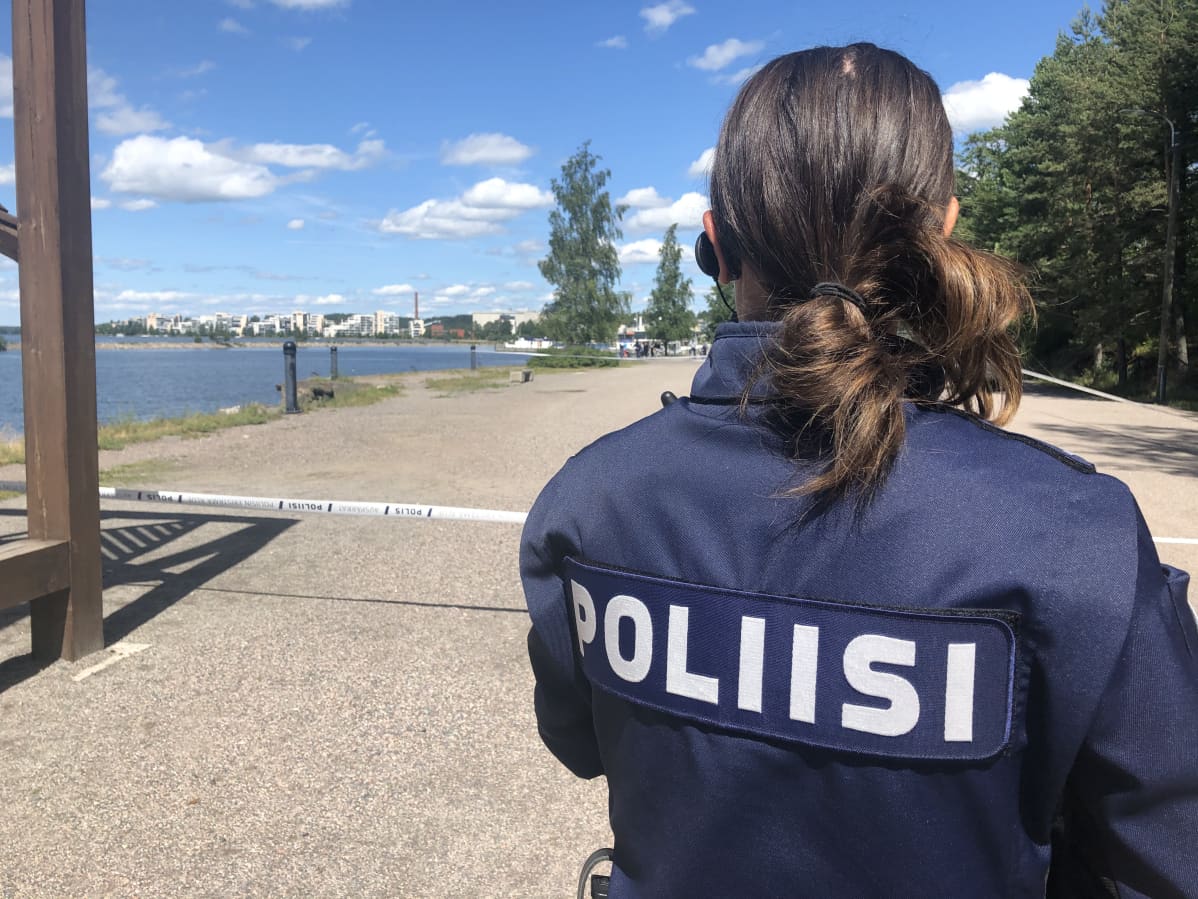 Poliisi eristysnauhan edessä Lahden satamassa 2.7.2020
