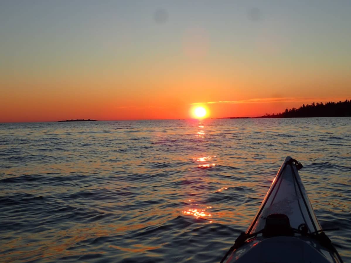 Aurinko nousee merestä jo 2.30