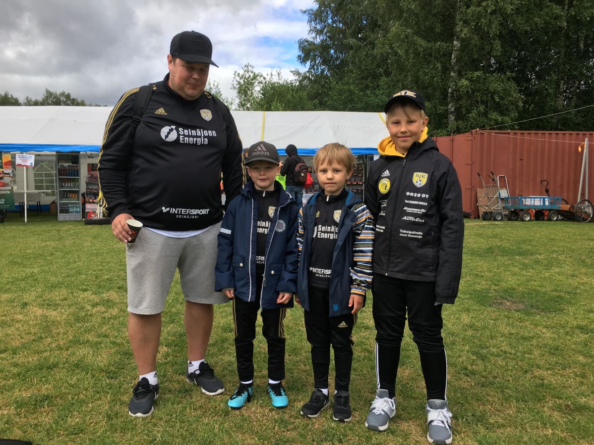 Kuvassa vasemmalta Hemu, Ukko, Arttu ja Verneri Wasa footballcupissa.