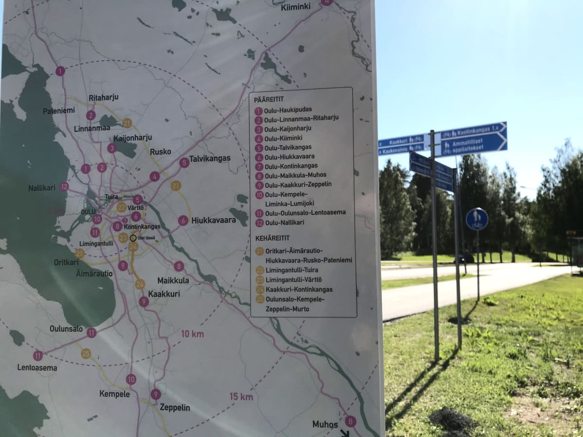 Kevyen liikenteen väylän opaste Oulussa.