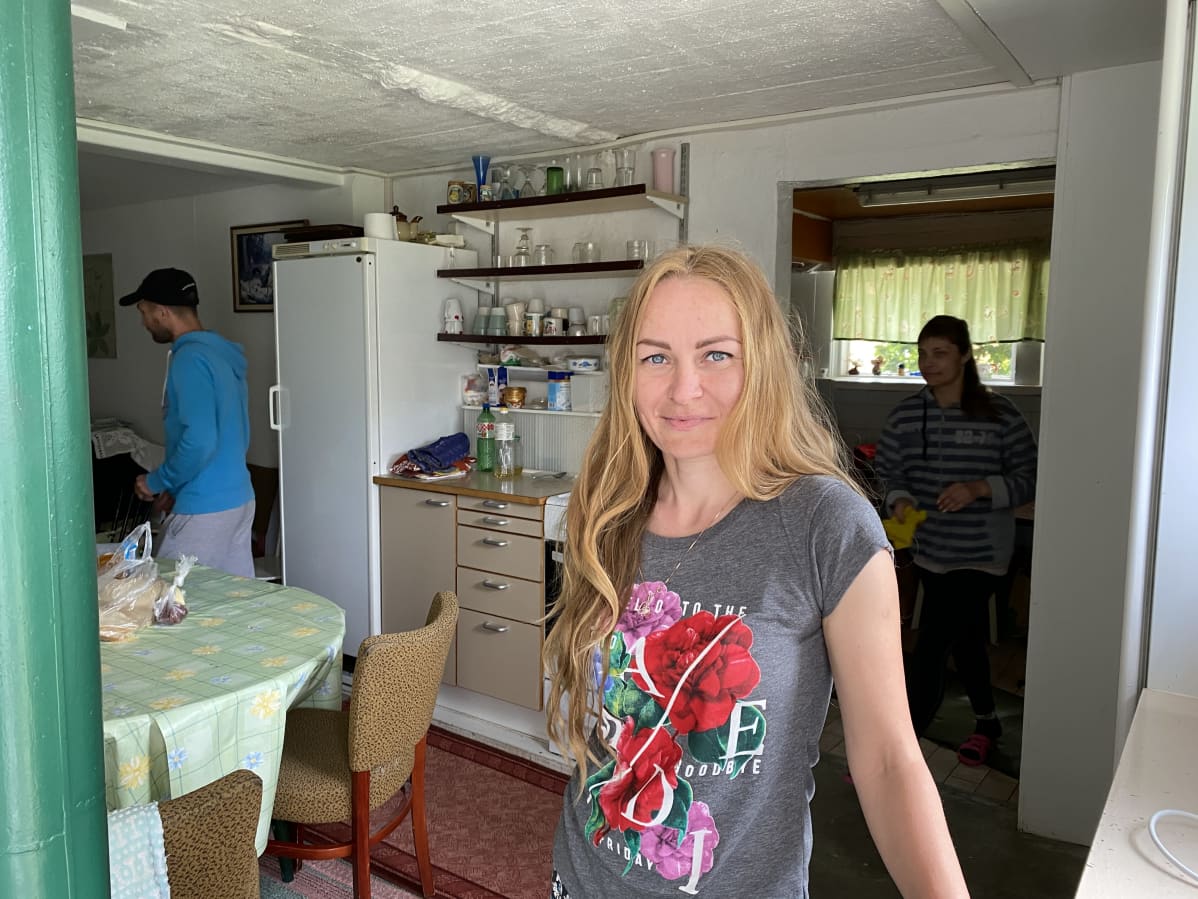 Milana Luzina työntekijöiden keittiössä.