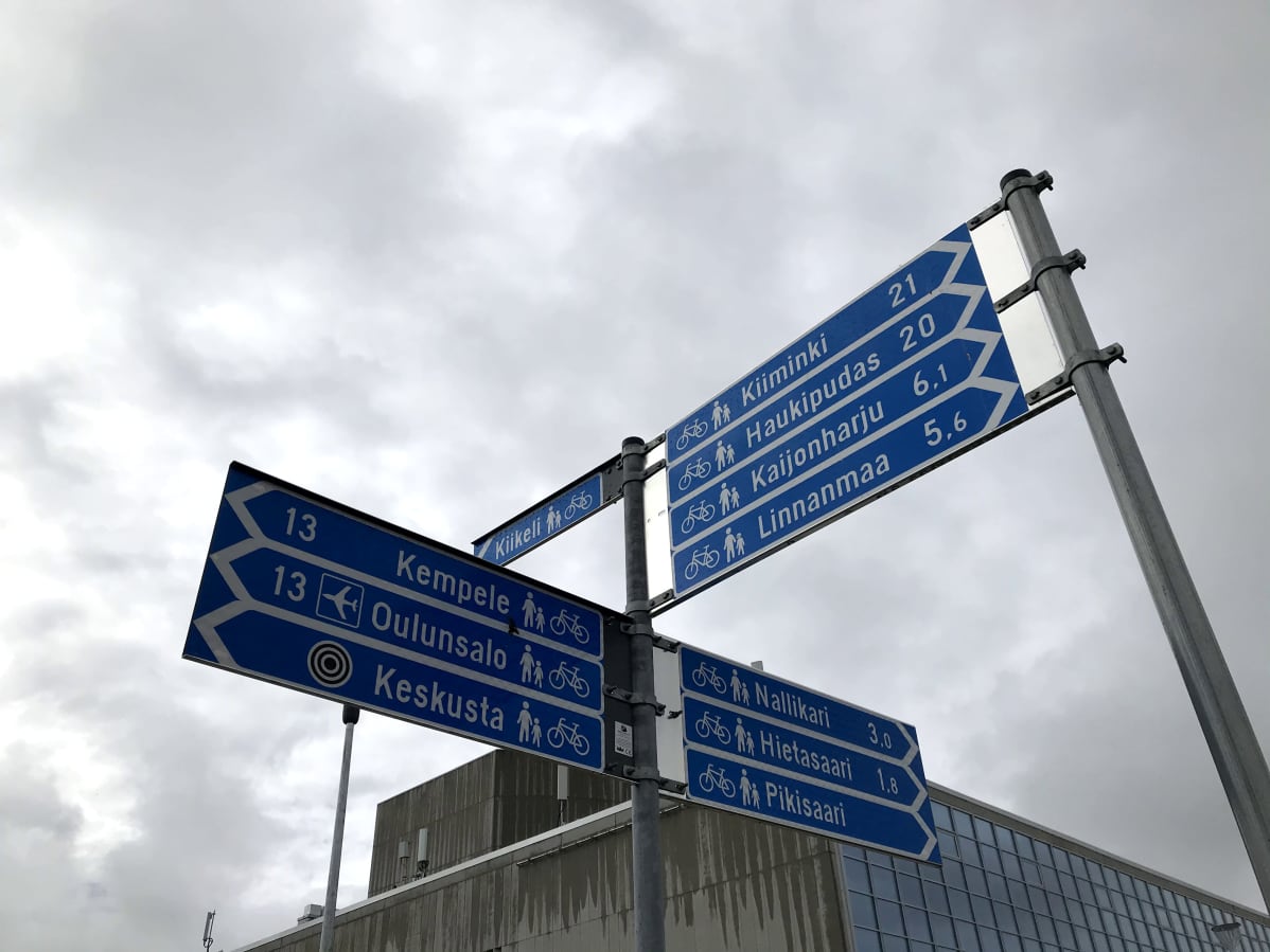 Kevyen liikenteen väylän opaste Oulussa.