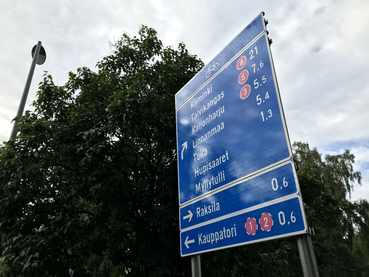 Kevyen liikenteen väylän opaste Oulussa.