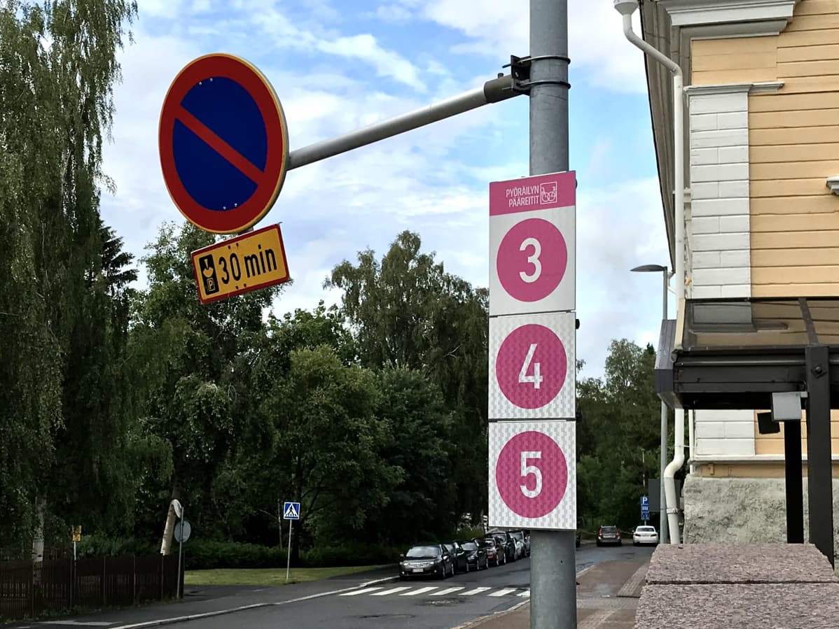 Kevyen liikenteen väylän opaste Oulussa.