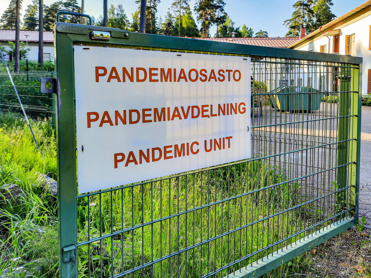 Skylt för pandemiavdelningen vid Näse hälsovårdscentral i Borgå