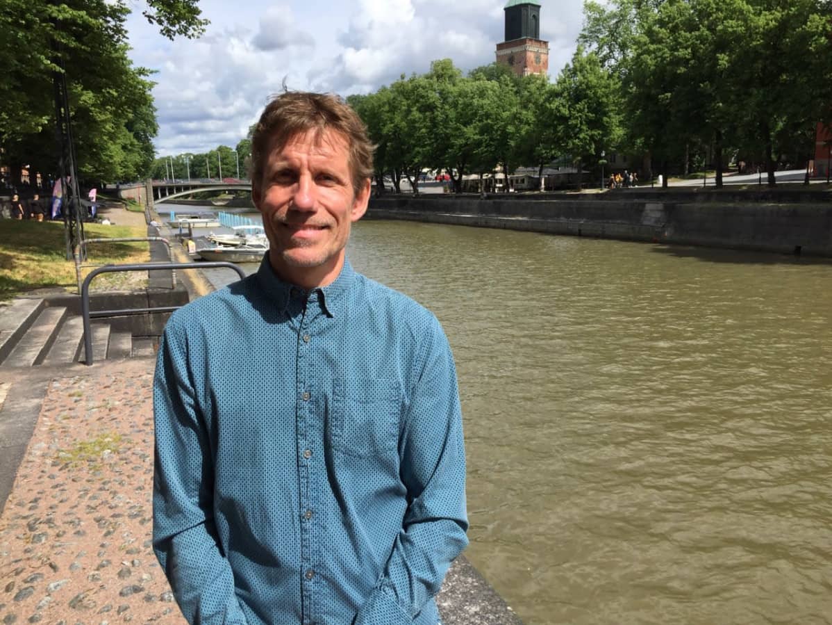 Maantieteen professori Jukka Käyhkö Turun Aurajokirannassa.