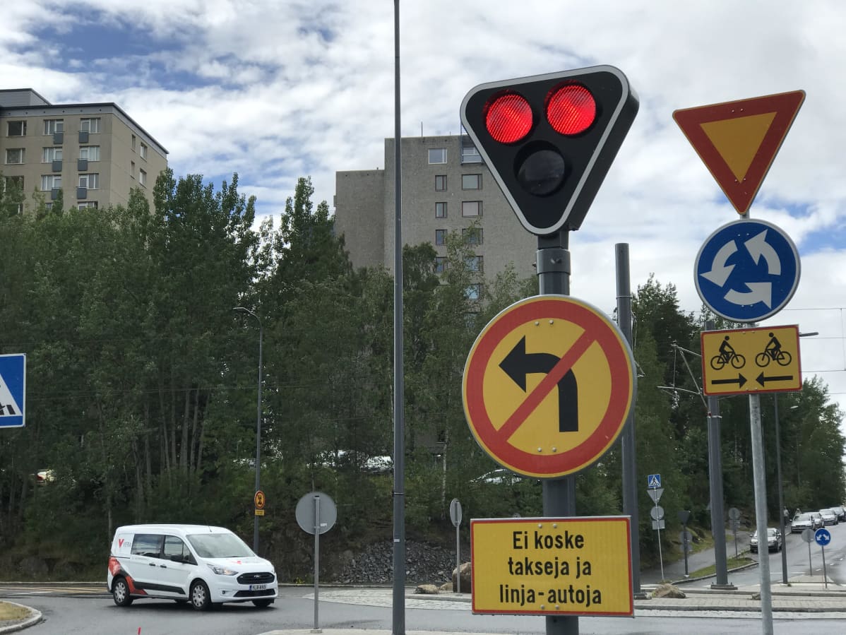 raitiotievalossa palaa punainen
