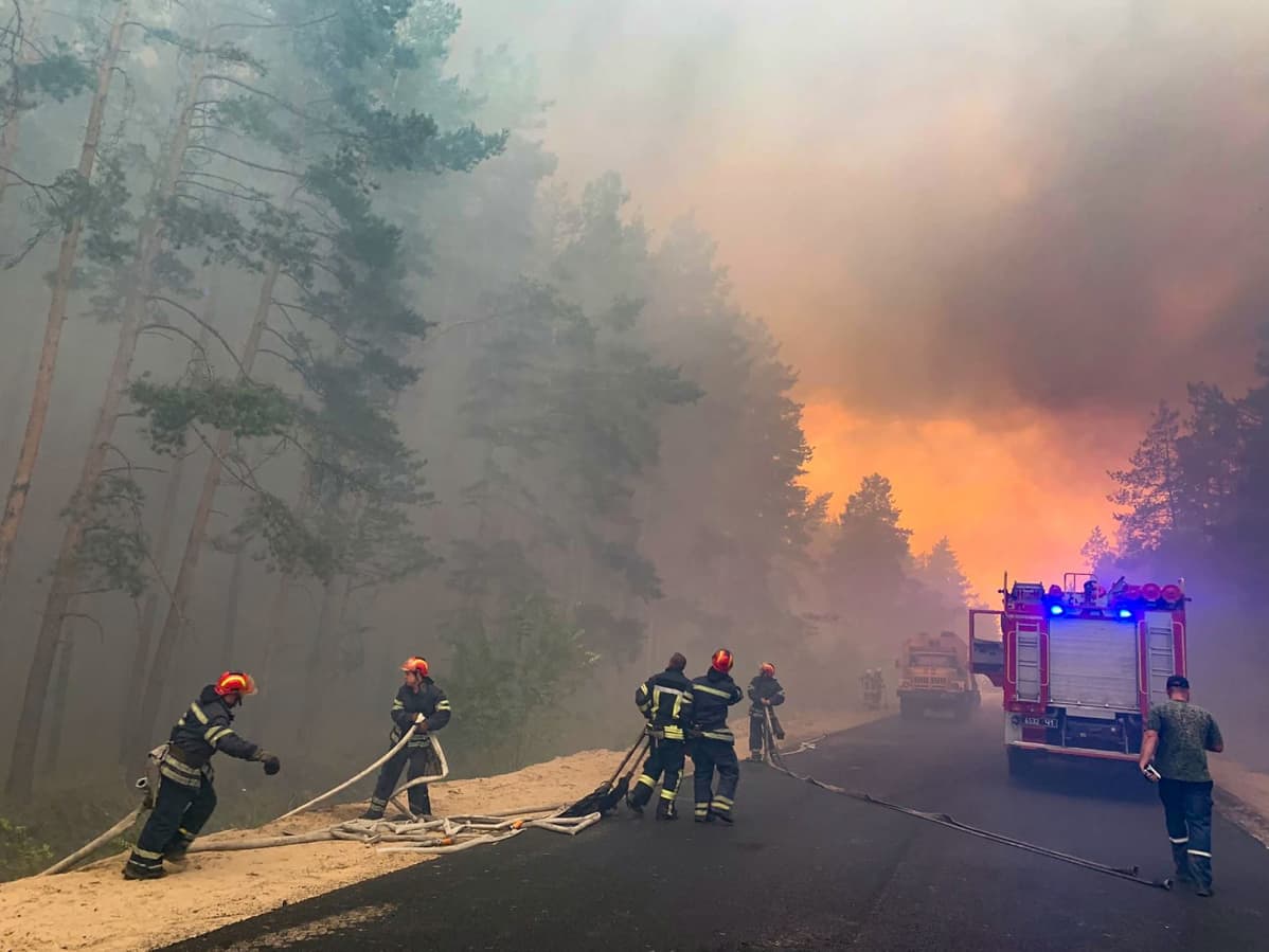 Palomiehet yrittivät saada tiistaina metsäpaloja hallintaan Luhanskissa.
